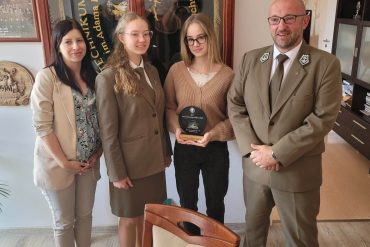 Uroczysta msza święta, apel i piknik internacki, czyli Dzień Patrona w naszej szkole