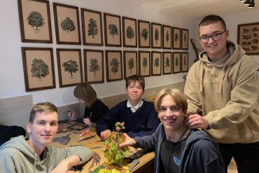 „Za drutami. Historia i codzienność obozu jenieckiego w Tucholi”.